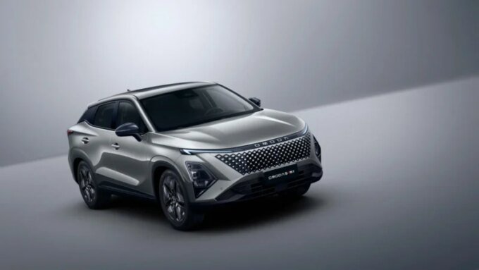 OMODA 5 SHS-H, SUV hybride auto-rechargeable de CFAO Mobility, avec son design Cyber Mécha et ses phares LED profilés, présenté au Maroc.