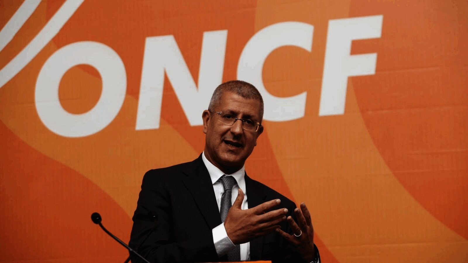 Un train moderne de l'ONCF rempli de supporters de football, avec des drapeaux et des sourires, symbolisant le succès du transport ferroviaire pendant la CAN 2025.