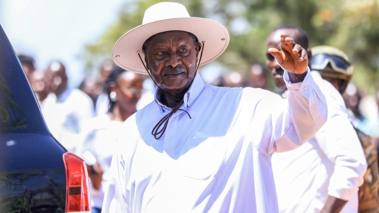 Le président ougandais Yoweri Museveni saluant ses partisans après avoir voté lors des élections générales de 2026.