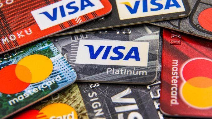 Une carte bancaire internationale posée sur un clavier d'ordinateur, symbolisant le défi des paiements en ligne en Afrique de l'Ouest.