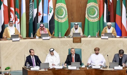 Vue générale de la session plénière du Parlement arabe au Caire, avec des délégués assis et le Maroc représenté.