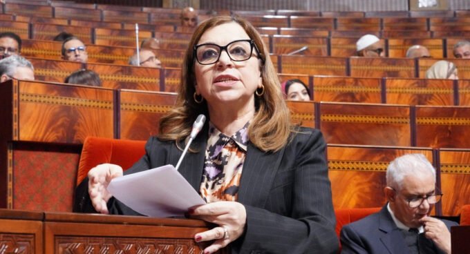 Femmes marocaines participant à une réunion politique, symbolisant l'engagement et l'autonomisation.