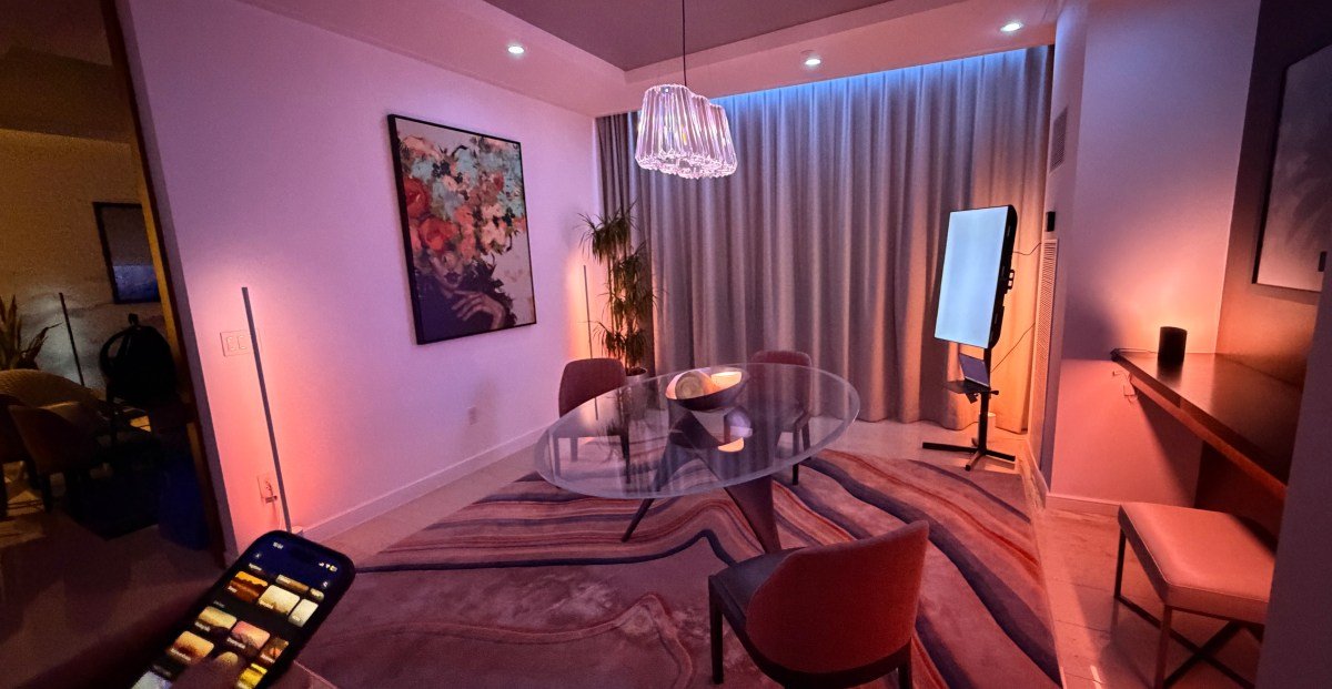 Philips Hue SpatialAware feature demo showing intelligent light distribution in a room.