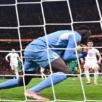 Edouard Mendy, gardien du Sénégal, en pleine action lors de la finale de la CAN, avec Brahim Díaz en arrière-plan.