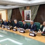 Ramadan 2024 : Le Maroc en Ordre de Bataille pour des Marchés Stables et Abondants 8 Des étals de marché marocains abondamment garnis de fruits, légumes et produits de base, symbolisant la préparation du Ramadan et la garantie d'approvisionnement.