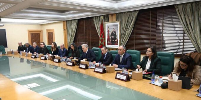 Des étals de marché marocains abondamment garnis de fruits, légumes et produits de base, symbolisant la préparation du Ramadan et la garantie d'approvisionnement.