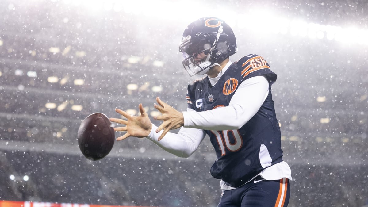 Los Angeles Rams and Chicago Bears players in a dynamic NFL playoff game.