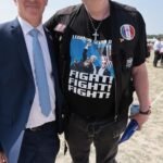 Militants du Rassemblement National célébrant la "fête de la victoire" à Mormant-sur-Vernisson après les élections européennes de 2024.