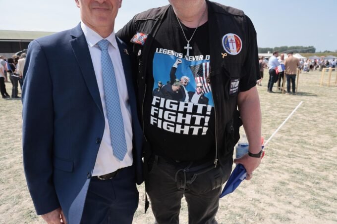 Militants du Rassemblement National célébrant la "fête de la victoire" à Mormant-sur-Vernisson après les élections européennes de 2024.