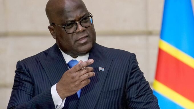 Le président congolais Félix Tshisekedi s’exprime lors d’une conférence de presse à l’Élysée, le 30 avril 2024, au cœur des interrogations sur le rôle du CNC.