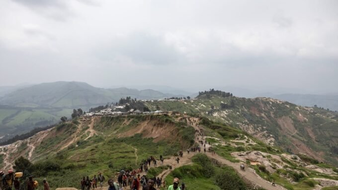 RDC : Rubaya, la mine de coltan, tombeau des creuseurs sous la coupe du M23 7 Des mineurs artisanaux travaillant dans une mine de coltan à Rubaya, RDC, avec des collines en arrière-plan.