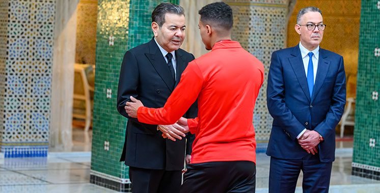 Son Altesse Royale le Prince Moulay Rachid saluant les membres de l'Équipe Nationale de football du Maroc lors d'une réception officielle à Rabat.