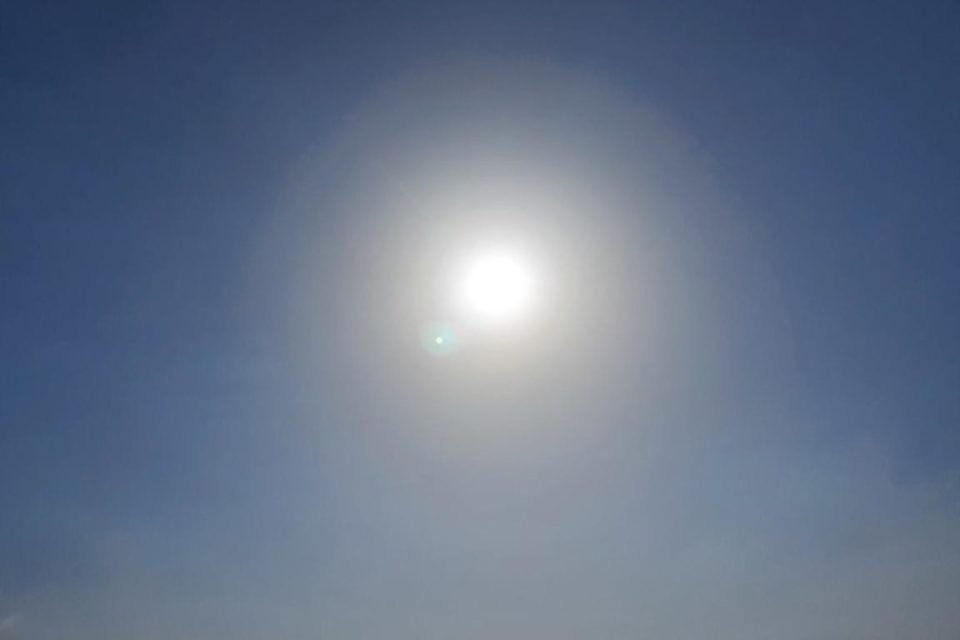 Climat : 2025, une Année Brûlante Confirmée par l'OMM, la Décennie des Records se Poursuit 3 Vue aérienne d'un paysage aride et fissuré sous un soleil intense, symbolisant les effets du réchauffement climatique et les températures records de 2025.