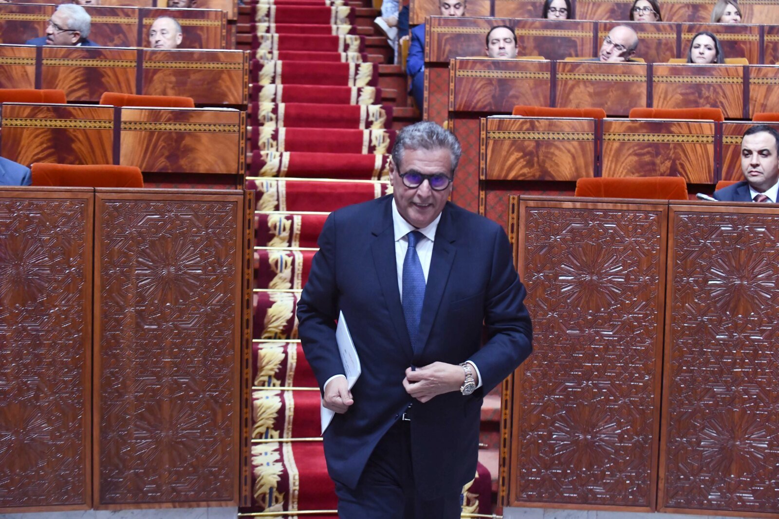 Aziz Akhannouch annonçant son retrait de la scène politique, symbolisant le renouvellement des partis marocains.