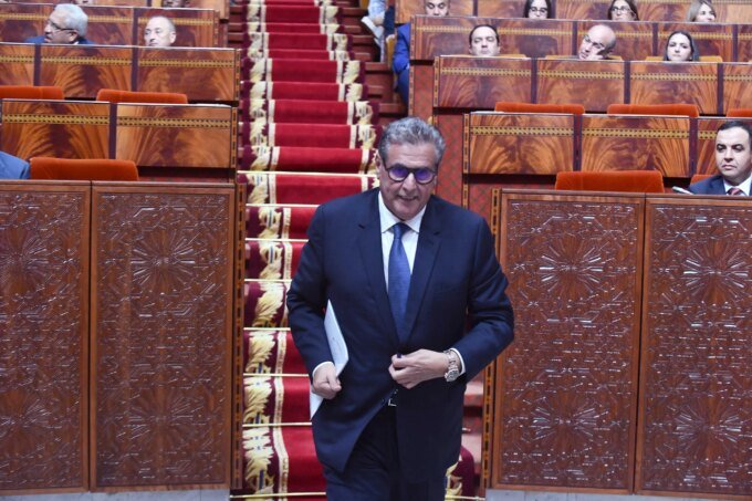 Aziz Akhannouch annonçant son retrait de la scène politique, symbolisant le renouvellement des partis marocains.