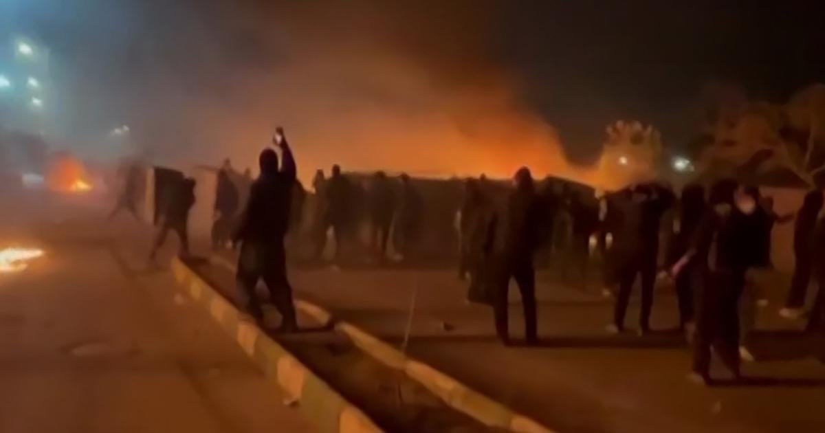 Affrontements violents entre manifestants et forces de l'ordre à Mashhad, Iran.
