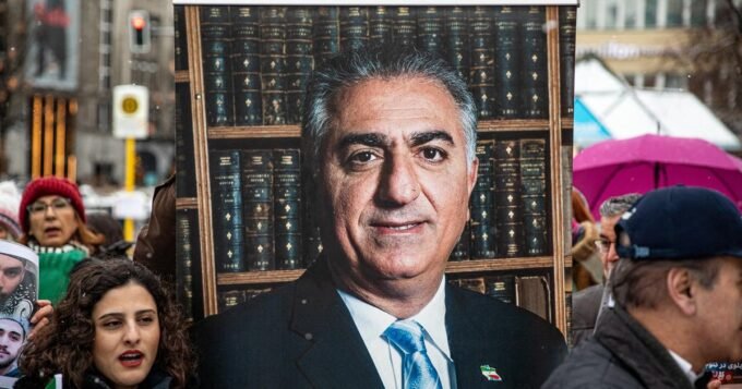 Des partisans de Reza Pahlavi brandissent des drapeaux iraniens et des portraits du prince héritier lors d'une manifestation à Berlin.