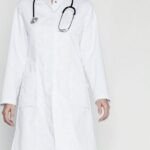 Cérémonie d'inauguration d'un centre de santé de proximité modernisé au Maroc, symbolisant la réforme du système de santé.