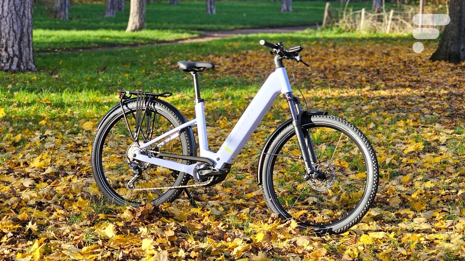 Le vélo électrique Scott Axis 20 Wave en couleur bleu clair, posé sur un chemin, mettant en valeur son design robuste et ses roues de 29 pouces.