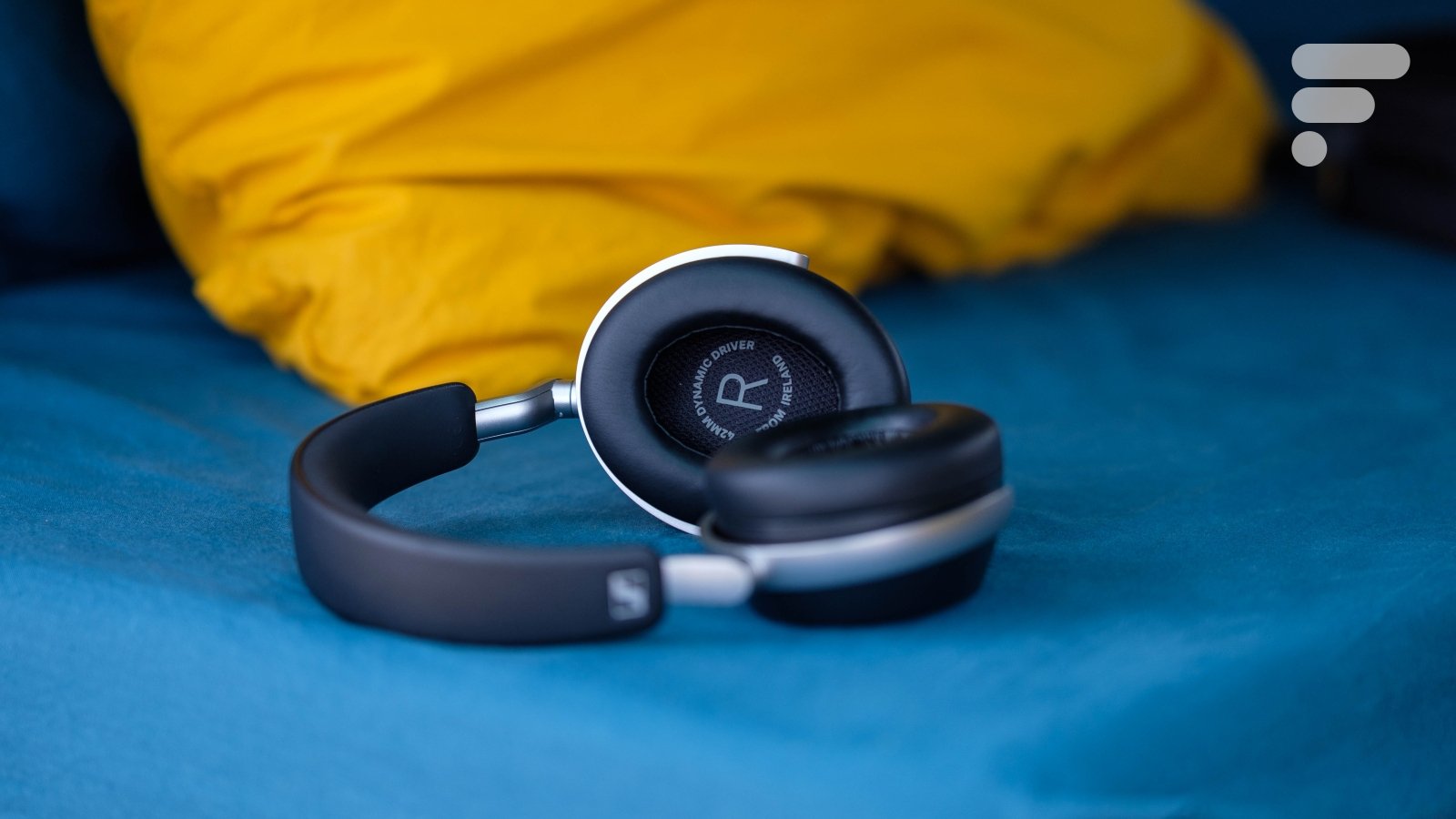 Casque Sennheiser HDB630 en situation d'écoute, illustrant son design élégant et son confort.