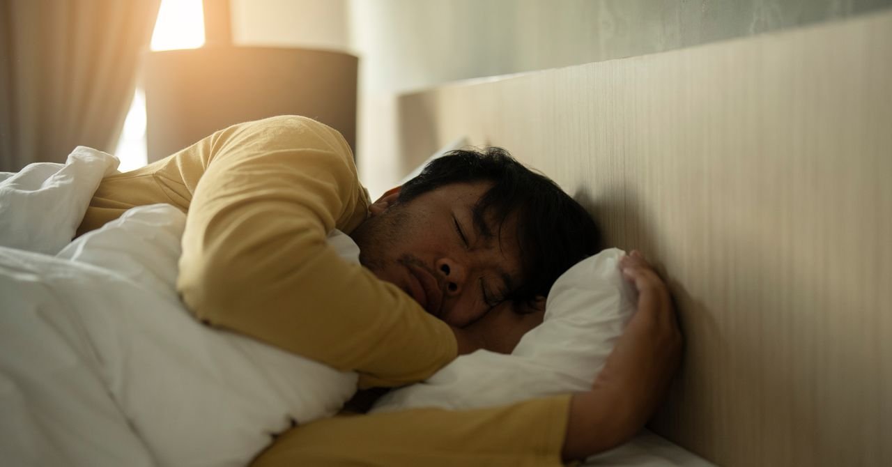 Illustration of a brain with sleep-related elements, or a person sleeping peacefully, representing the link between sleep quality and brain aging.
