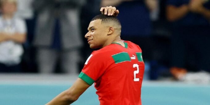 Kylian Mbappé en conférence de presse, exprimant son soutien à ses coéquipiers.