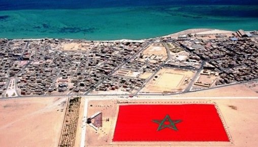 Drapeaux du Maroc et de la Suède flottant côte à côte, symbolisant leur coopération diplomatique sur la question du Sahara.