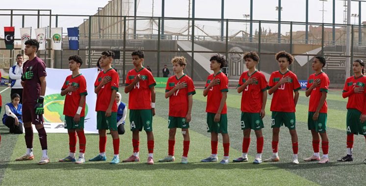Jeunes footballeurs marocains U15 célébrant leur victoire au tournoi UNAF, brandissant un trophée.