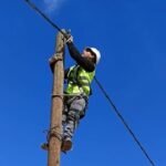 صورة توضيحية لمهندسين أو فنيين في مجال الكهرباء يتعاونون مع إدارة الشركة الجهوية سوس ماسة.