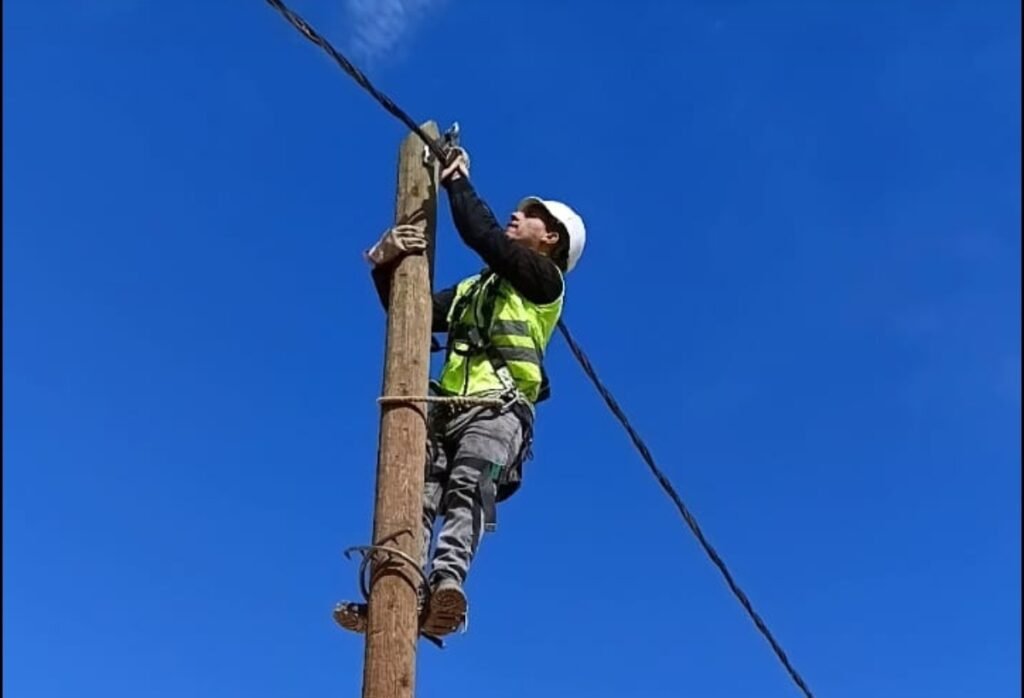 صورة توضيحية لمهندسين أو فنيين في مجال الكهرباء يتعاونون مع إدارة الشركة الجهوية سوس ماسة.