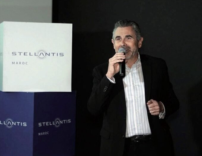 Yves Peyrot des Gachons, Directeur Général de Stellantis Maroc, présentant la stratégie d'intégration du groupe au Maroc lors d'une conférence de presse.