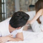 Une personne fatiguée, les mains sur la tête, symbolisant le stress et l'épuisement causés par une relation difficile.