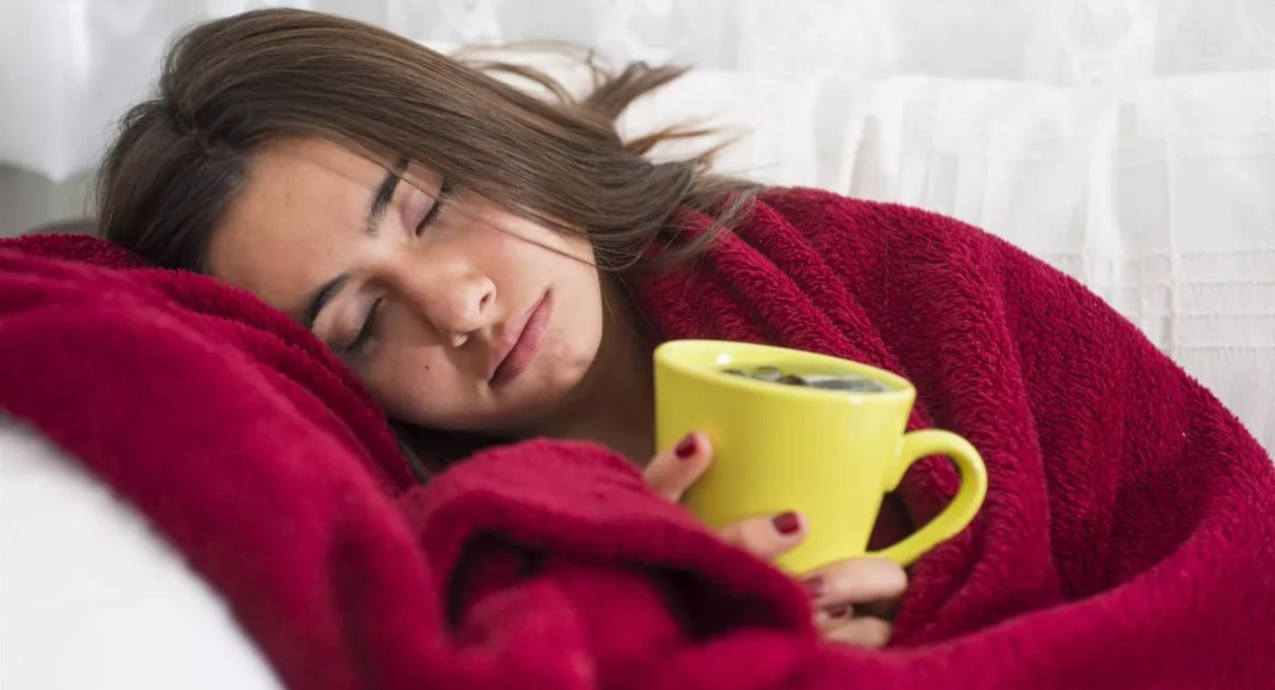 Le corps nous rappelle : le stress accumulé avant les vacances peut nous rendre malade 3 Un homme fatigué se reposant sur un lit