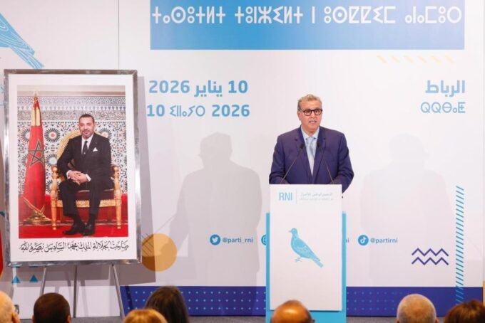 Aziz Akhannouch, président du RNI, annonçant son départ lors d'une réunion du bureau politique.