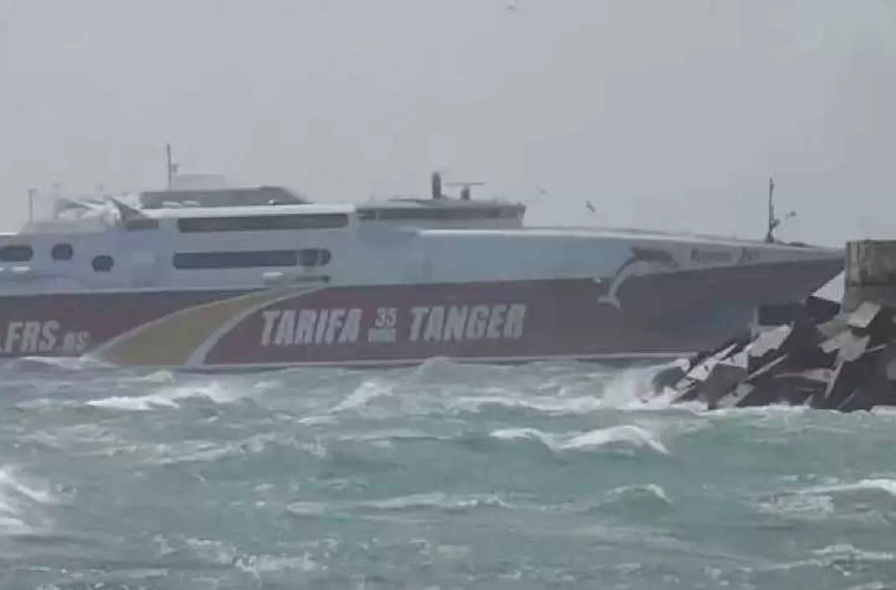 Un ferry luttant contre de fortes vagues dans le Détroit de Gibraltar, sous un ciel orageux, symbolisant la suspension du trafic maritime due à la tempête Kristin.