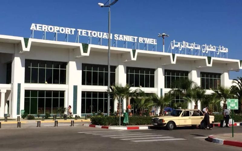 Vue aérienne de l'aéroport Tétouan-Sania R'mel sous un ciel nuageux et pluvieux