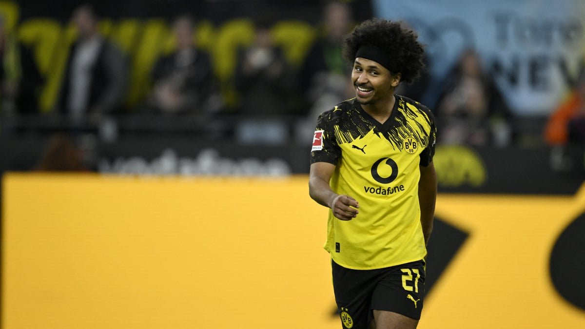 Tottenham and Borussia Dortmund players in action during a Champions League match.