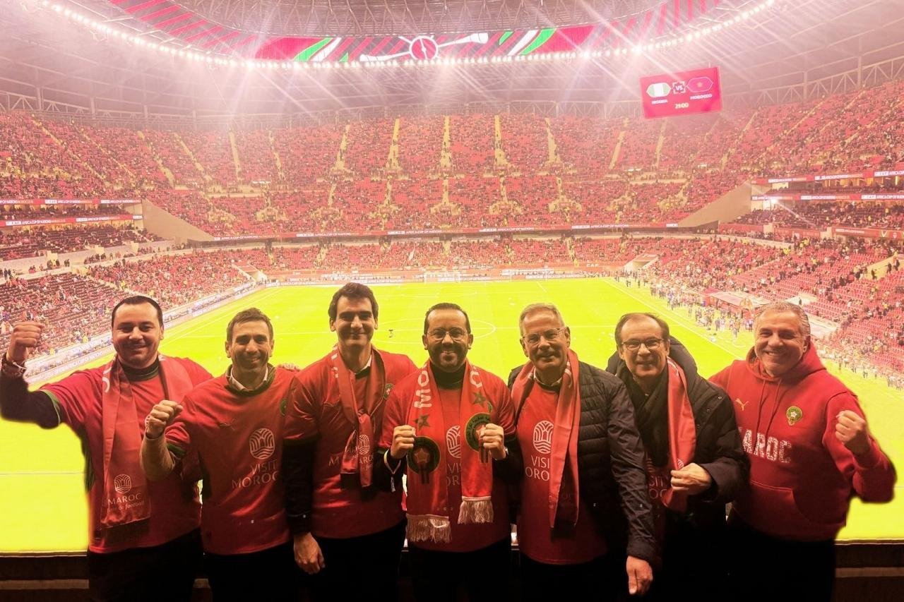 Vue panoramique d'un stade marocain moderne et vibrant lors de la CAN 2025, symbolisant l'excellence organisationnelle du Royaume.