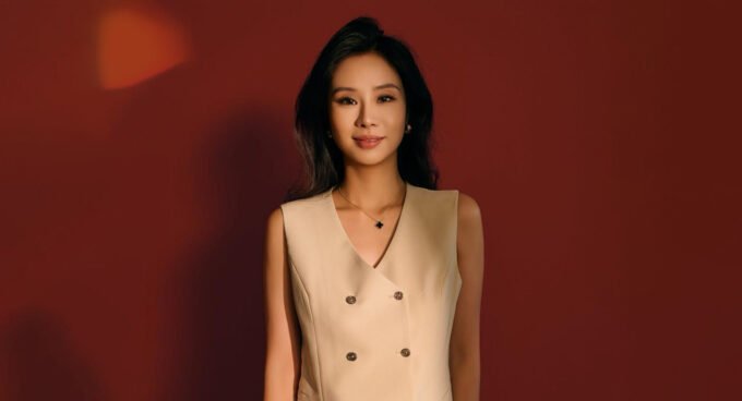 Yangjin He, figure clé de l'initiative Welcome Chinese au Maroc, symbolisant le rapprochement entre les cultures touristiques chinoise et marocaine.