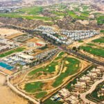 Vue aérienne de Taghazout Bay avec ses hôtels et ses plages, illustrant son dynamisme touristique.
