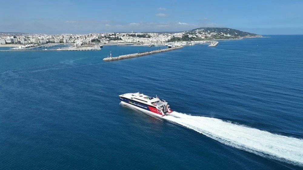 Vue du port d'Algésiras avec des navires et des grues, sous un ciel nuageux et agité, symbolisant la reprise partielle du trafic après les intempéries.