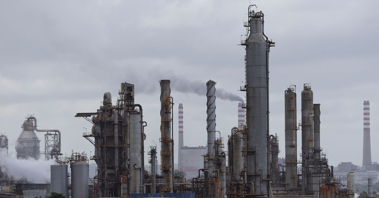 Donald Trump speaking, with an oil rig or a map of Venezuela in the background, symbolizing his interest in the country's oil reserves.