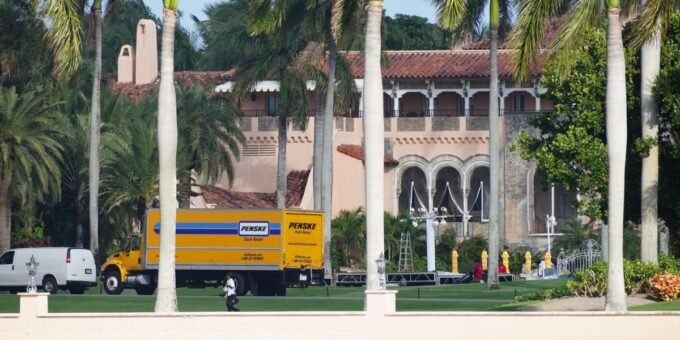 Map illustrating US city population migration trends, highlighting outflows from New York, Los Angeles, and Miami, and inflows to other regions.