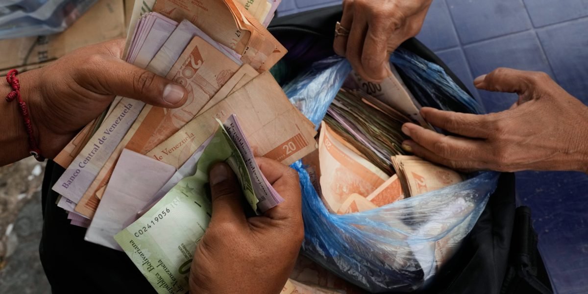 Venezuela's Economic Abyss: A Nation Grapples with Hyperinflation and Uncertain Hope 3 A Venezuelan street market, depicting the scarcity and high prices of food items, with people struggling to make ends meet.