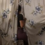 Scène de vie à Caracas après l'intervention militaire, avec des habitants observant les dégâts ou se rassemblant.