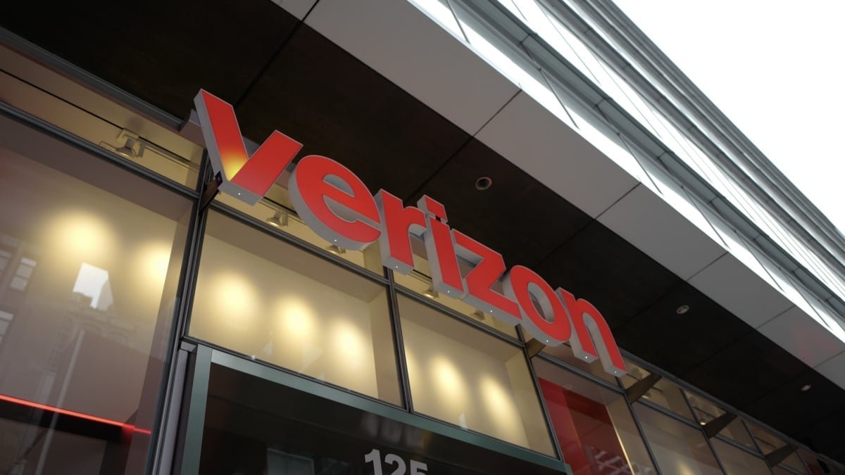 Verizon Outage Unpacked: The Software Glitch That Silenced Millions 3 A smartphone displaying 'SOS mode' during the Verizon network outage, symbolizing connectivity issues.