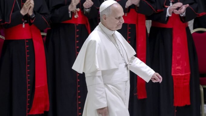 Le Pape Léon XIV arrivant pour une rencontre avec les collaborateurs du Jubilé 2025 au Vatican.