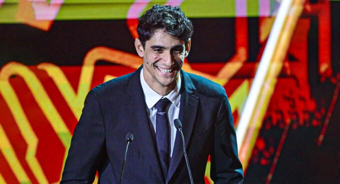 Yassine Bounou, gardien de but marocain, ou l'ambassadeur du Maroc Mustapha Mansouri, recevant le trophée du sportif préféré aux JOY Awards à Riyad.