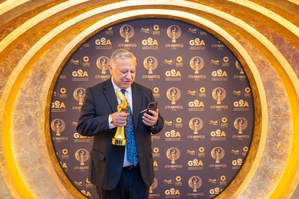 Yassine Bounou recevant le prix du sportif préféré aux JOY Awards, avec le trophée et un fond de scène de gala.