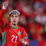 Yassir Zabiri, attaquant marocain, en action sur un terrain de football.